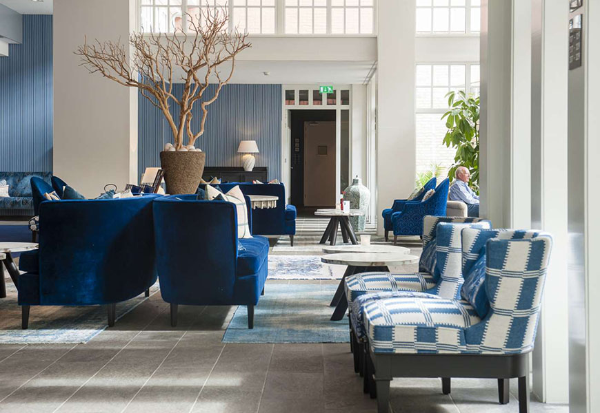 Stijlvolle lobby van Grand Hotel Ter Duin met zitgelegenheid