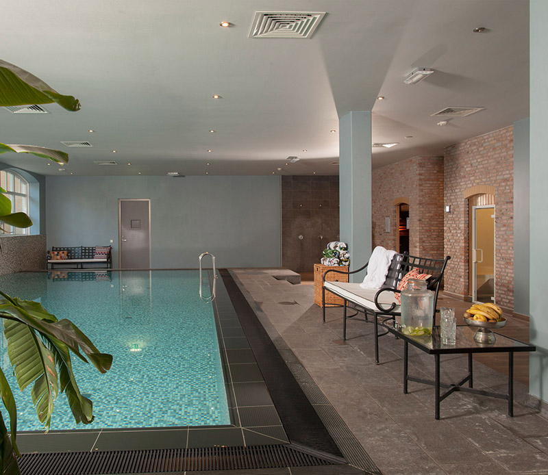 Voorgevel van Grand Hotel Ter Duin met uitnodigende entree