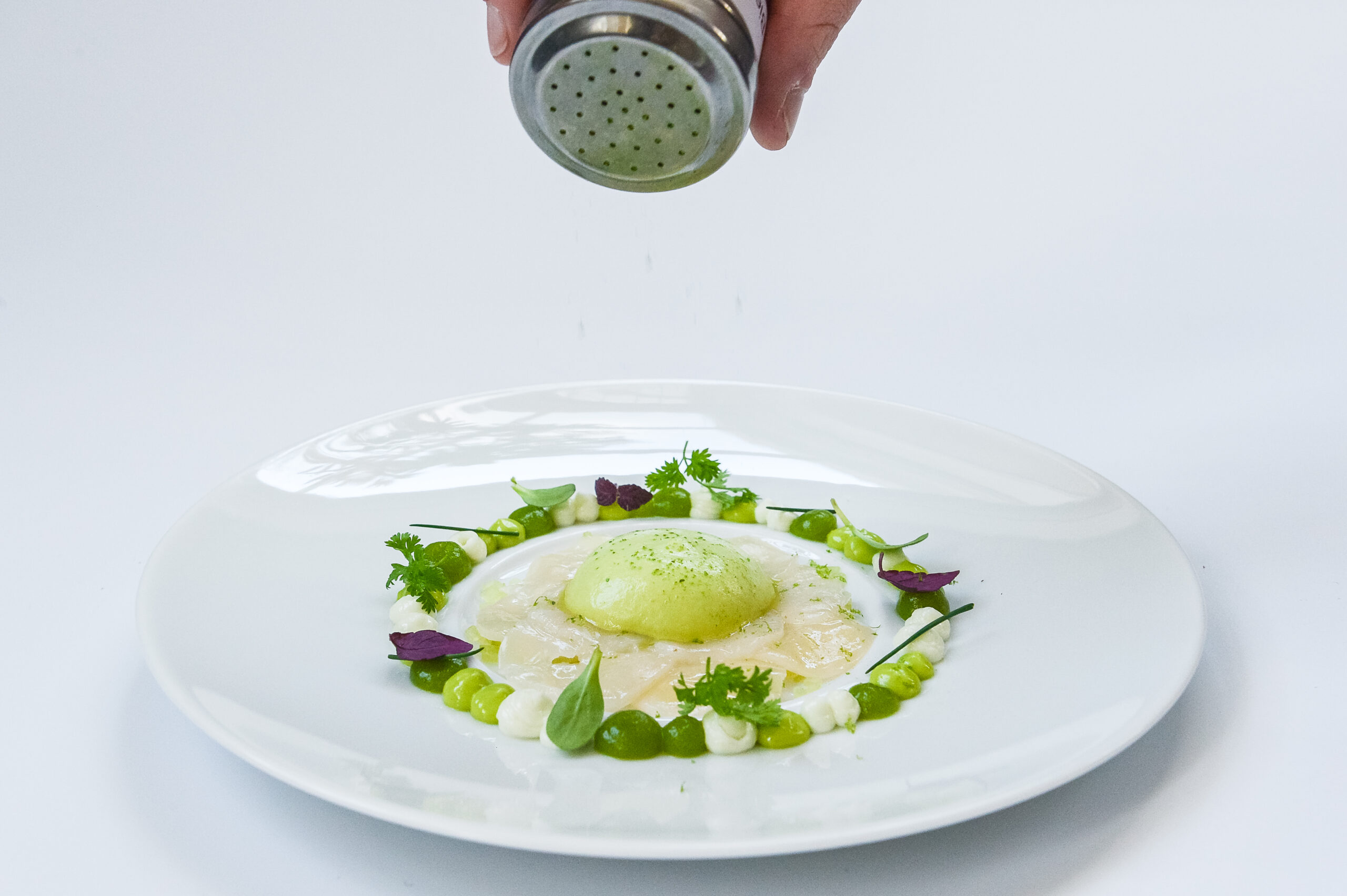 Gedekte tafel met arrangement-decoratie