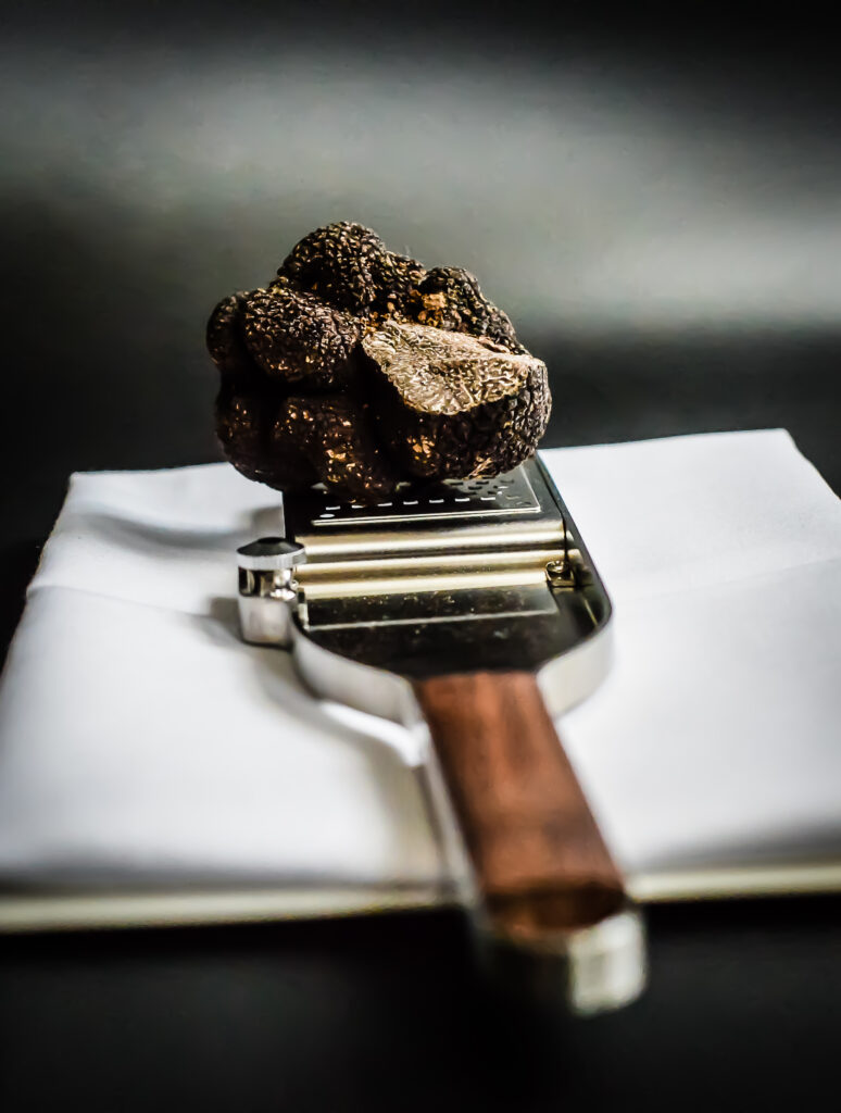 Close-up van golfbal en tee