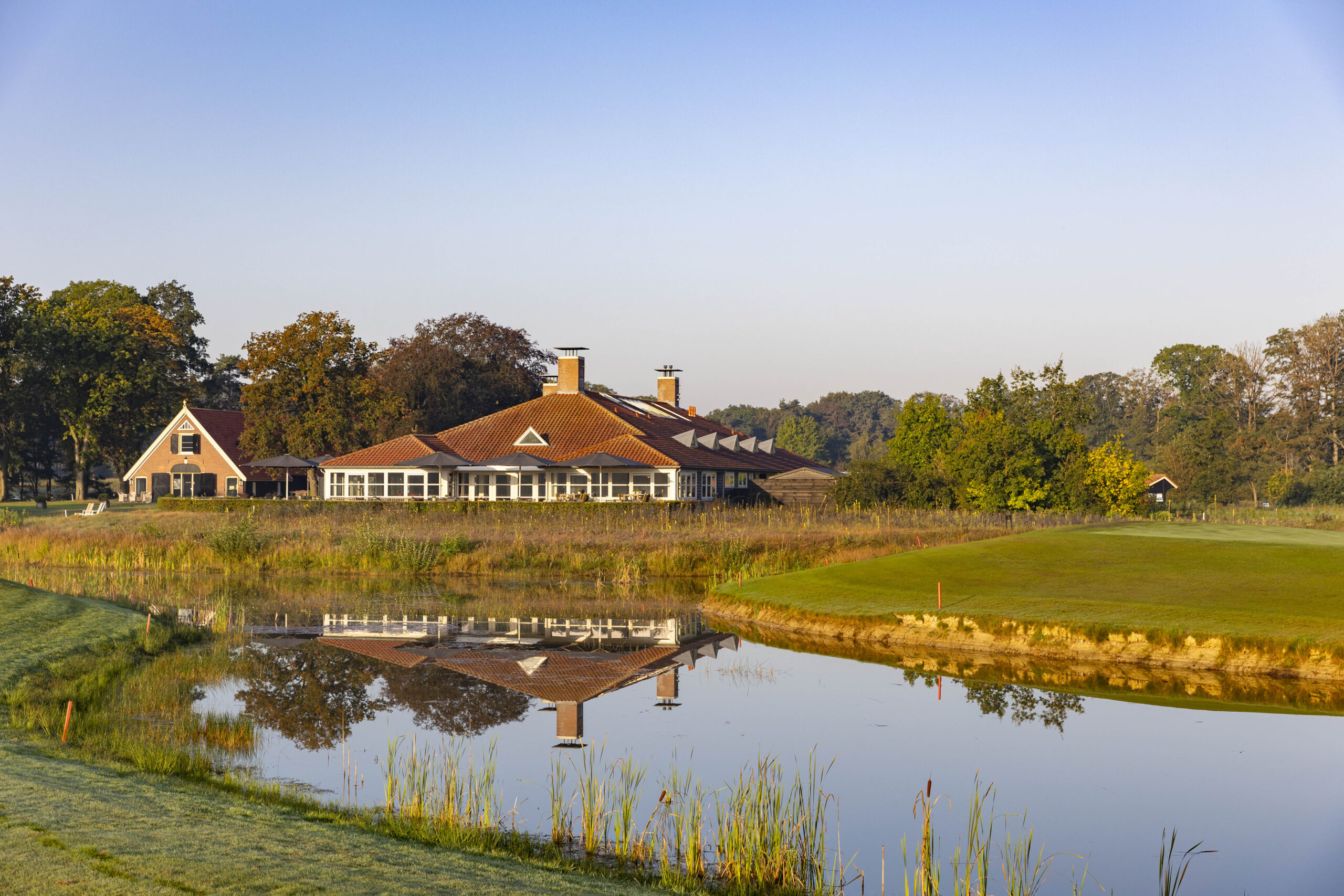Uitzicht over hole met vlag en bunker