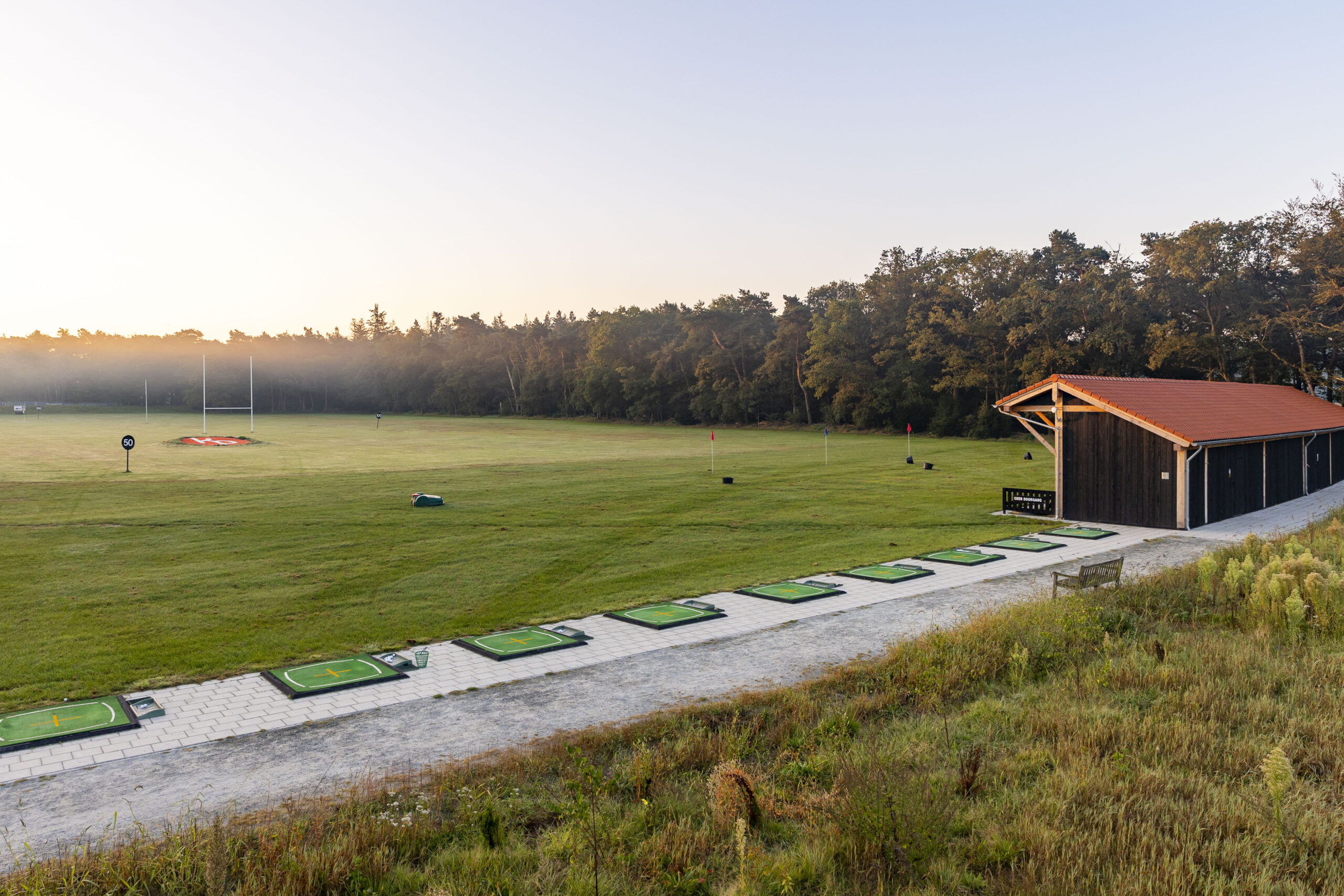 Golfkar op het pad langs de baan