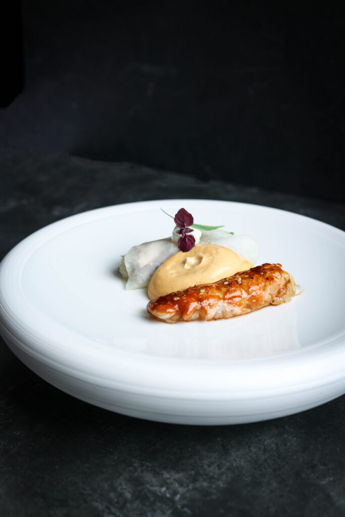 Rustige golfbaan bij zonsondergang