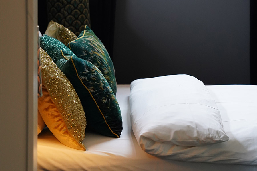 Zijkant van het gebouw met hoge ramen