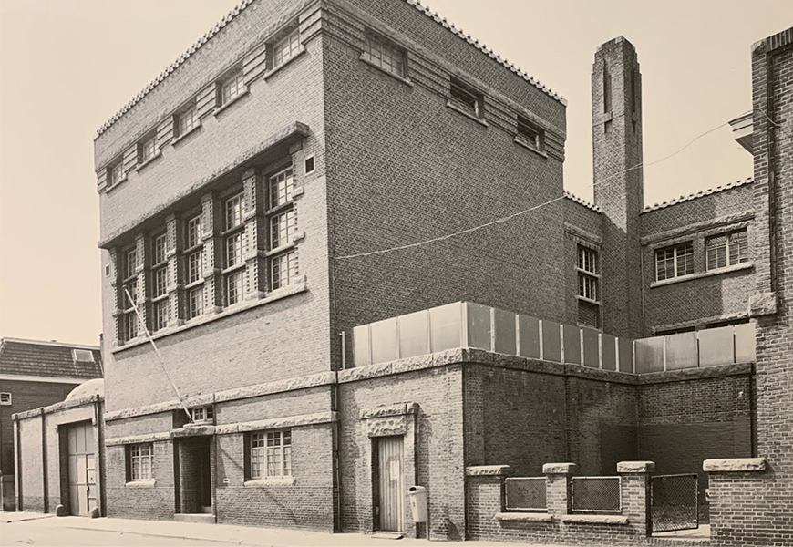 Oude luchtfoto van het gebouw en terrein