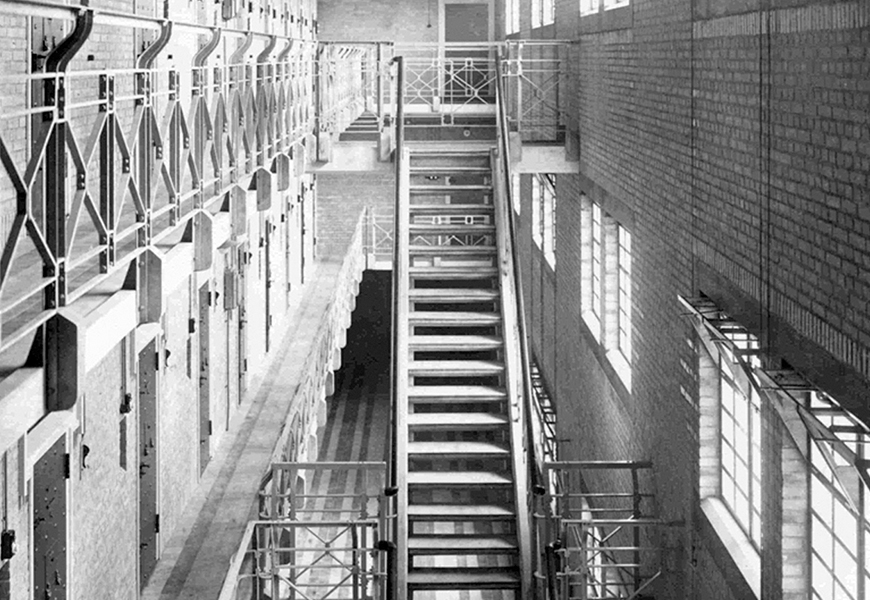 Zwart-wit foto van gevangenispersoneel